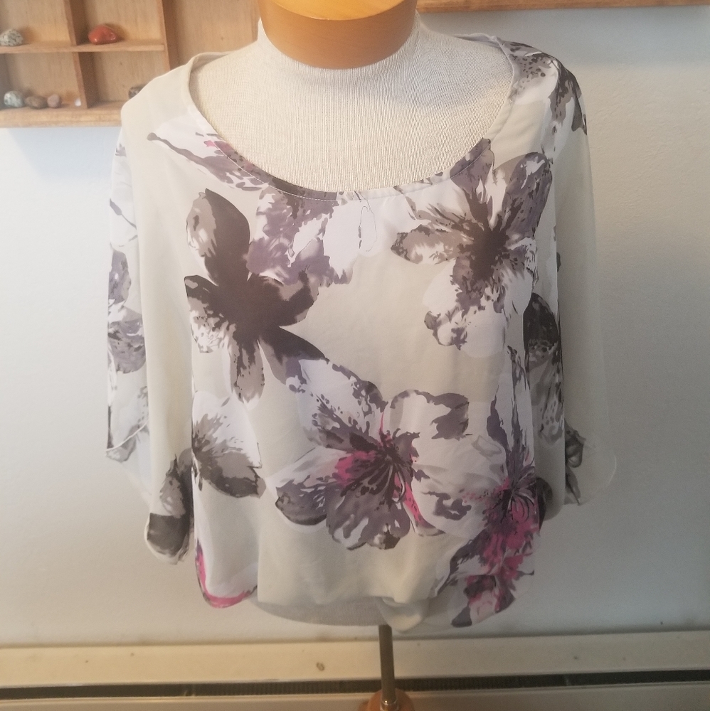 Women's Light Grey Floral Top Size Medium